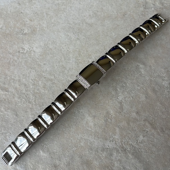 Armitron lady battery water resistant stainless steel - Picture 3 of 8